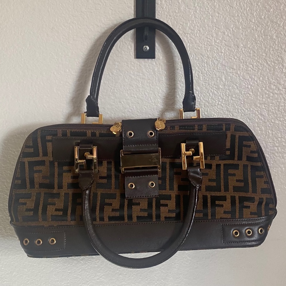 Rare FENDI hand bag in GOOD condition!!! 🤎